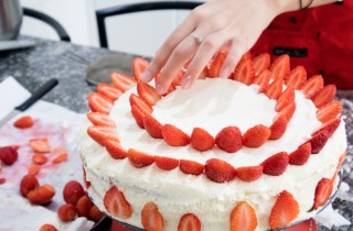 Come decorare una torta di compleanno per i 18 anni