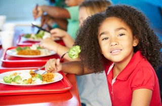 Il bambino non vuole mangiare a scuola: come fare?