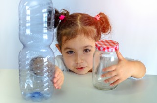 Educare i bambini ad una vita plastic free: 10 regole da mettere in pratica