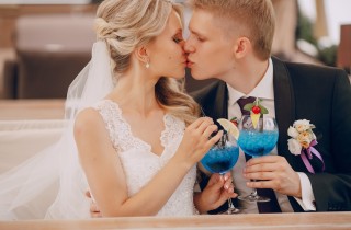 Matrimonio tema cocktail: come organizzarlo dai segnaposto al centrotavola