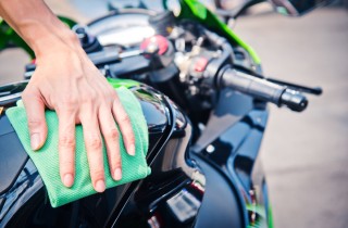 Lavare la moto con lo sgrassatore: come fare per evitare danni