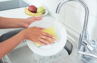 Sognare di lavare i piatti sporchi: il significato di questa immagine