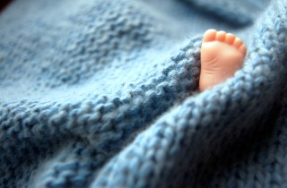 Copertina neonati ai ferri: tutorial e spiegazioni dello schema facile