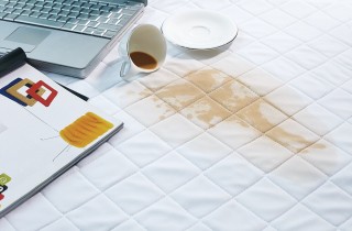 Smacchiare il materasso dal caffè: come fare in modo semplice