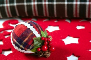 Palline di Natale fai da te polistirolo: come rivestirle con il decoupage con la stoffa