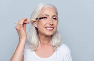 Come truccarsi a 60 anni: il video per un make-up che valorizza il viso