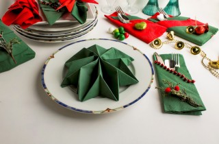 Come piegare i tovaglioli di carta: la stella di Natale