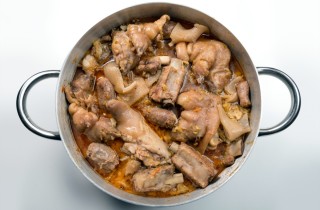 La ricetta originale della cassoeula lombarda con verza e maiale