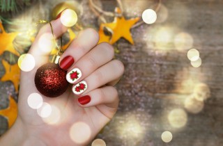 Nail art stella di Natale: il video tutorial per realizzarla