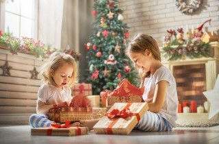Bambini: troppi regali sotto l’albero di Natale non sono educativi