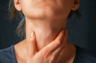 I rimedi naturali contro il mal di gola con placche e febbre