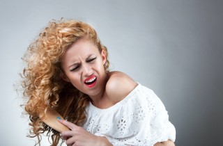 Come pettinare i capelli ricci prima di lavarli per evitare danni e rotture