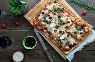 Pizza fatta in casa in teglia: come si prepara