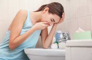 Nausea e vomito da virus: i rimedi naturali che funzionano