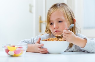 Il mio bambino non mangia: consigli per genitori con figli in età scolare  