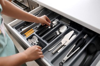 Come pulire le posate e ordinarle nel cassetto della cucina   