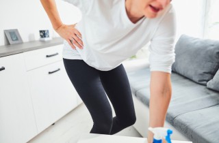 Mal di schiena e pulizie domestiche: 7 errori da evitare per la postura corretta