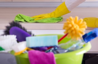 Come organizzare le pulizie domestiche quando si lavora in casa o fuori
