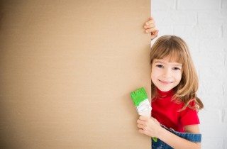 Cavalletto pittore per bambini con il cartone: idea fai da te