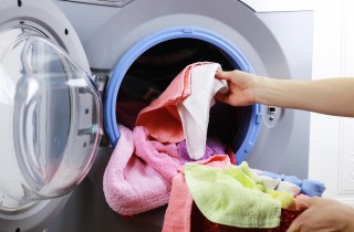 Come igienizzare i vestiti per vivere in sicurezza: i consigli
