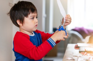 Come imparare ad usare le forbici: consigli per aiutare i bambini