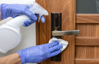 Come igienizzare maniglie di porte e finestre per vivere in sicurezza