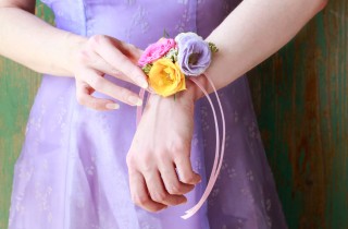 Braccialetti con fiori veri: come fare il corsage per il matrimonio