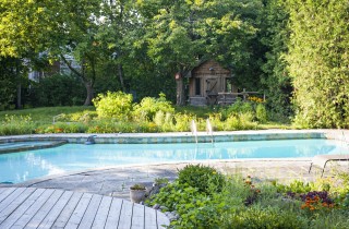 Come arredare un giardino con piscina