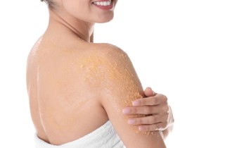 Scrub corpo fai da te per la pelle secca: 5 ricette da fare a casa