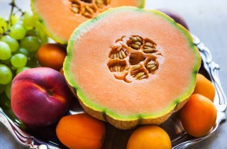 Frutta estiva: le calorie della pesca noce e del melone