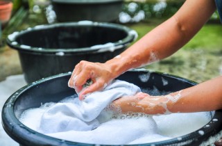 8 cose che non dovresti lavare con l’acqua