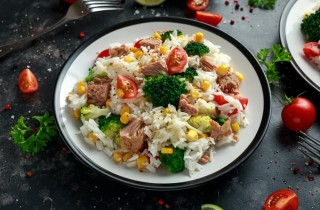 Insalata di riso con verdure grigliate e tonno: come farla