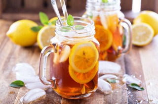 Il tè freddo al limone fatto in casa con la ricetta semplice