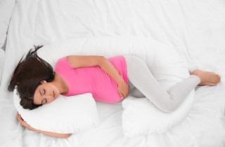 4 posizioni per dormire bene in gravidanza