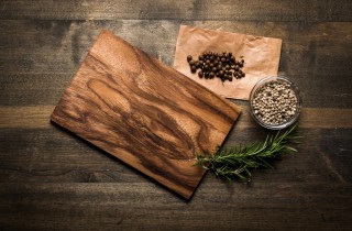 Come eliminare l’odore d’aglio dal tagliere di legno