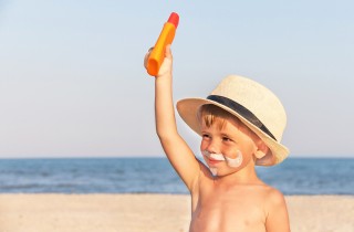 4 consigli per far mettere la crema solare al bambino