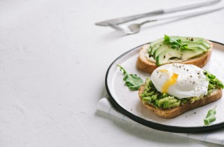 Toast con avocado: 2 ricette da provare subito