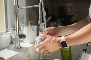 Come pulire le bottiglie di vetro senza romperle: 6 rimedi