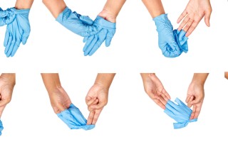 Come rimuovere in sicurezza i guanti monouso