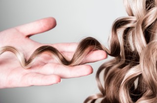 Arricciare i capelli in modo naturale: trucchi per un mosso speciale