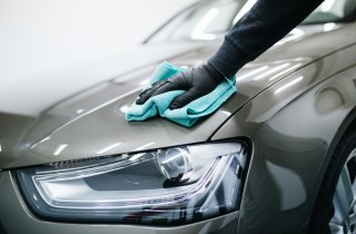 Lucidare l'auto a mano col polish: come fare