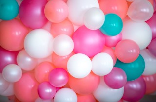 Idee creative fai da te da compleanno con i palloncini: i numeri a mosaico