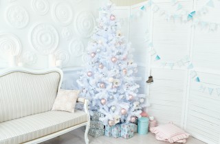 Come decorare un albero di Natale bianco: 9 idee d'effetto
