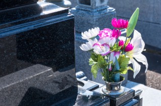 Come fare un mazzo di fiori per il cimitero per farlo durare a lungo: consigli e tipologie
