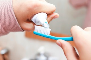 Come rimuovere le macchie di dentifricio dai vestiti