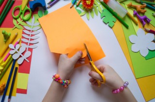 Giornata dei diritti dei bambini: un lavoretto semplice con cartoncino e colori