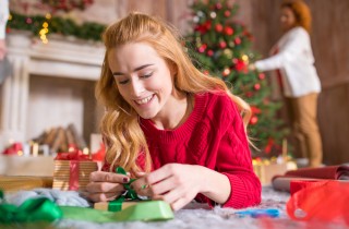 Pacchetti regalo di Natale: come incartare un dono cilindrico