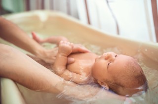 Neonati, come fare il bagnetto in sicurezza