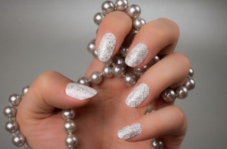 Glitter bianco per la decorazione unghie: come usarlo nelle nail art invernali