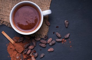 Cioccolata calda con cacao amaro senza amido di mais: la ricetta golosa
